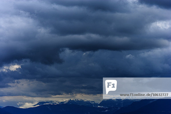 Deutschland,  Bayern,  Blick auf die bayerischen Alpen mit Regenwolken