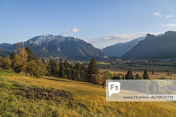 Deutschland  Oberammergau  Blick vom Feuchtenrain auf die Stadt mit Pulvermoos  Laber und Kofel im Hintergrund