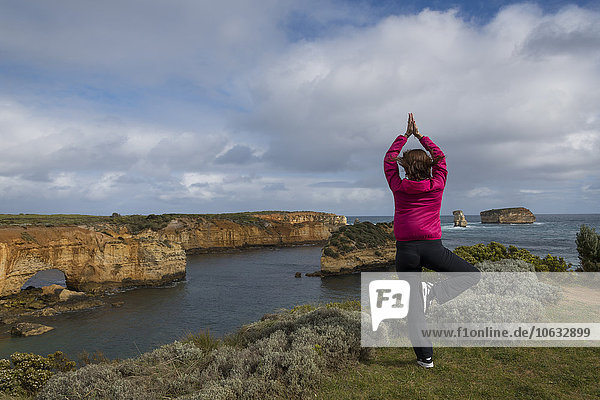 Australien Great Ocean Road Frau beim Yoga an der Küste