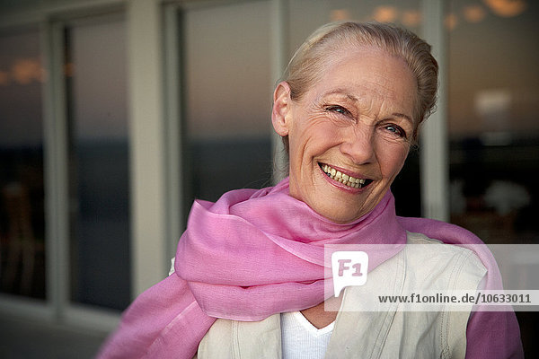 Porträt einer lächelnden Seniorin
