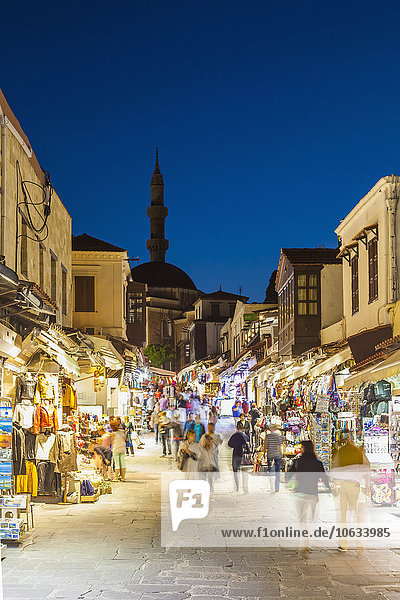 Griechenland,  Rhodos,  Altstadt,  Geschäfte an der Sokrates Straße bei Nacht