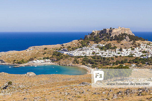 Griechenland  Ägäische Inseln  Rhodos  Lindos  Blick auf die Akropolis von Lindos
