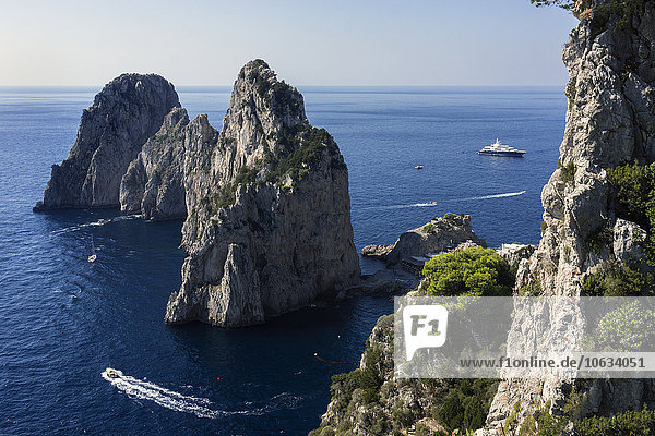Italien  Capri  Blick auf Faraglioni