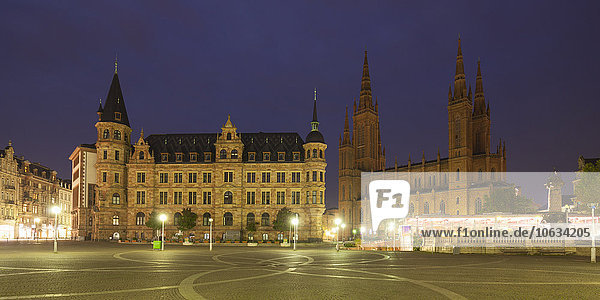 Deutschland  Hessen  Wiesbaden  Marktplatz  Neues Rathaus und Marktkirche  rechts