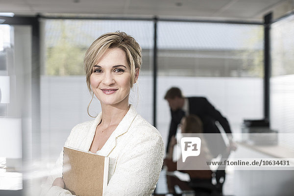 Porträt einer lächelnden Geschäftsfrau im Büro