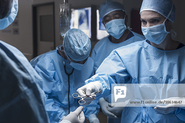 Operationsteam während einer Operation