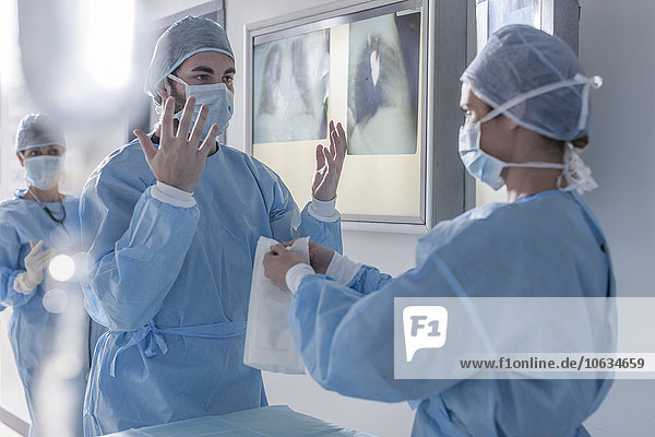 Chirurgen bereiten sich auf die Operation vor