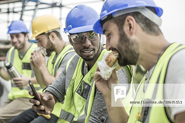 Bauarbeiter bei der Mittagspause auf der Baustelle