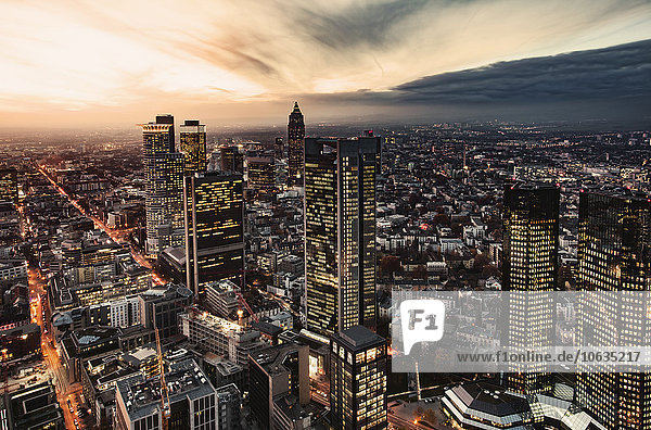 Deutschland,  Frankfurt,  erhöhter Blick auf die beleuchtete Stadt bei Abenddämmerung