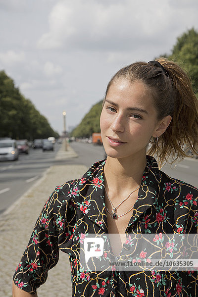 Junge Frau auf der Straße stehend  Porträt  Berlin  Brandenburg  Deutschland