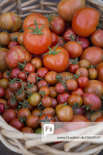 Hochwinkelansicht von frischen Tomaten im Korb