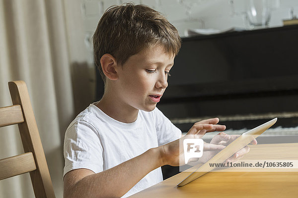 Junge mit digitalem Tablett zu Hause