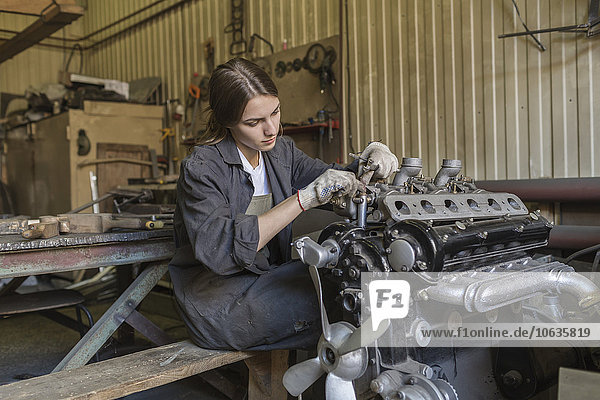 Mechanikerinnen reparieren Automotor in der Werkstatt