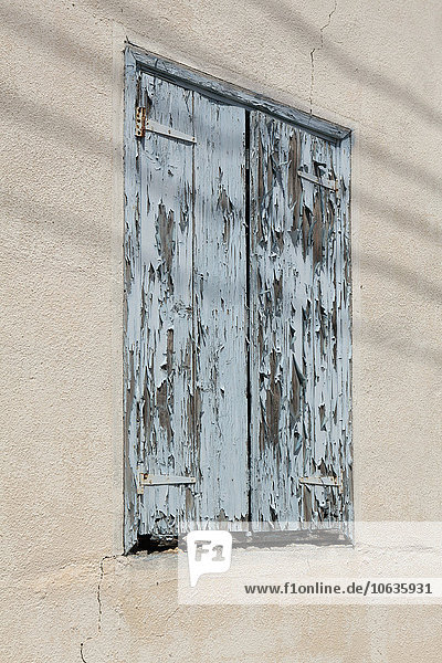 Flachwinkelansicht des verwitterten Holzfensters am Gebäude
