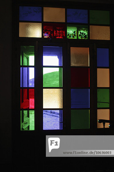 Mehrfarbiges Fenster im Gebäude