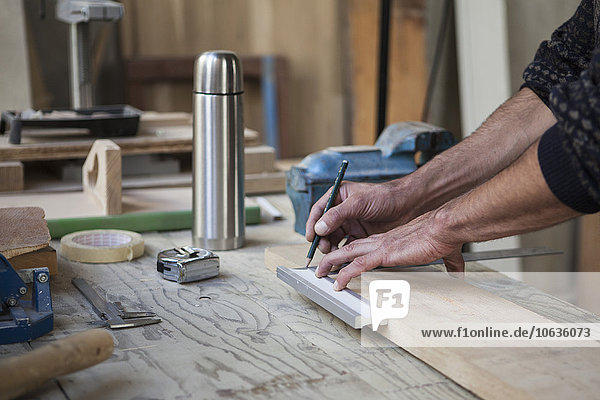 Schnittbild der männlichen Schreiner-Markierung auf Holz in der Werkstatt