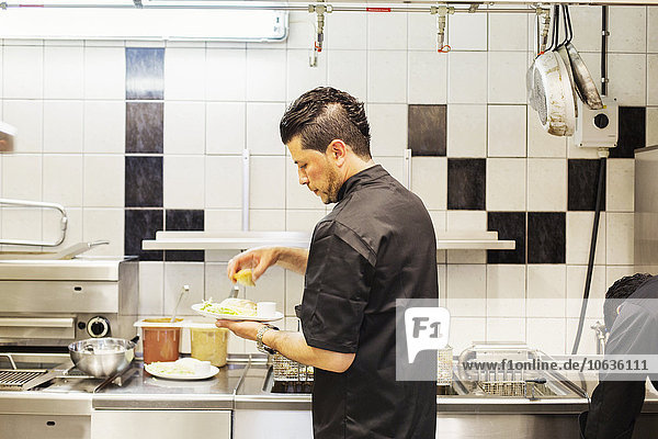 Vorbereitung Restaurant Ansicht Seitenansicht libanesisch Köchin