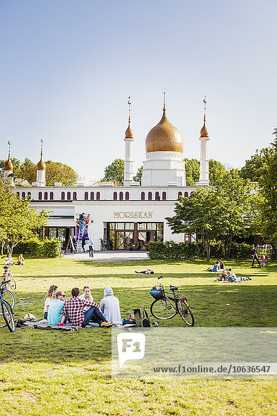 sitzend Freundschaft Großstadt