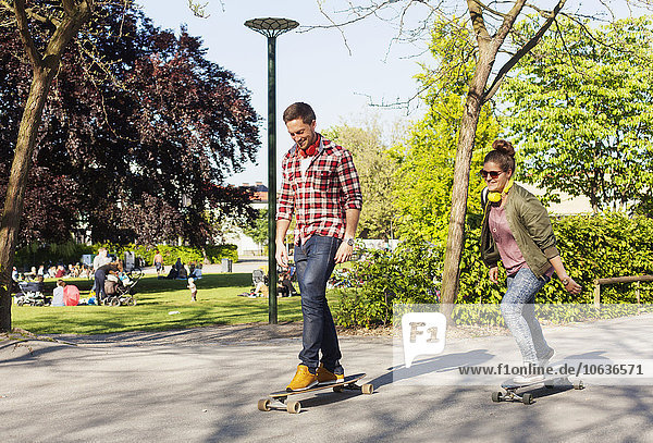 Fröhlichkeit Straße Länge voll Skateboarding