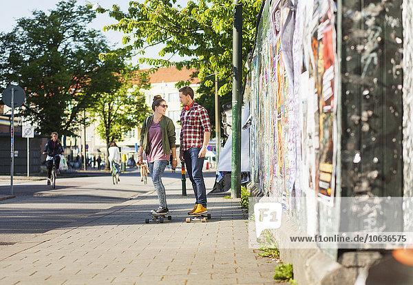 Fröhlichkeit Weg Länge voll Skateboarding