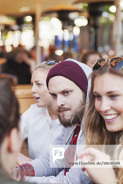 sitzend Freundschaft Weg Cafe