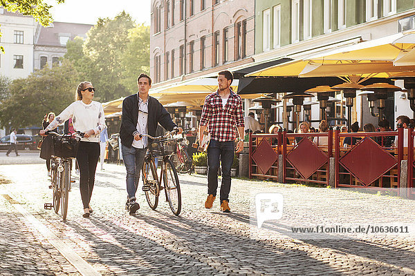 Freundschaft gehen Straße Großstadt Skateboard Fahrrad Rad