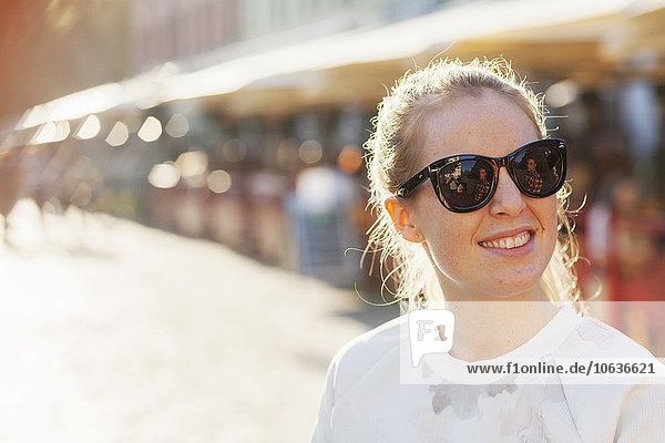 junge Frau junge Frauen Fröhlichkeit sehen Straße wegsehen Reise Sonnenbrille