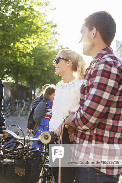 stehend Freundschaft Straße Skateboard Fahrrad Rad