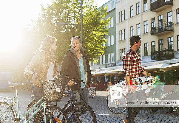 Freundschaft gehen Straße Großstadt Skateboard Fahrrad Rad