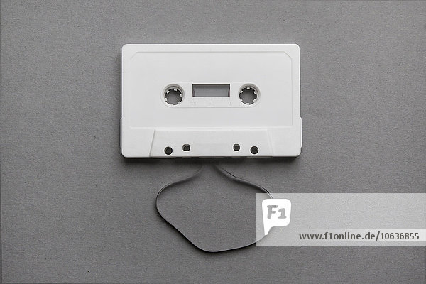 Hochwinkelansicht der Kassette auf grauem Hintergrund
