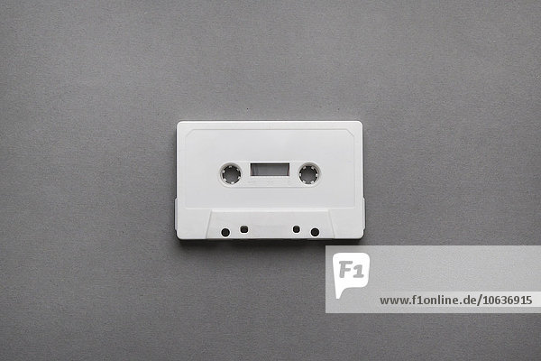 Direkt über der Aufnahme der Kassette auf grauem Hintergrund