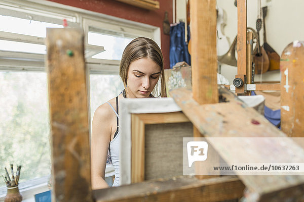 Malerin bei der Arbeit im Atelier