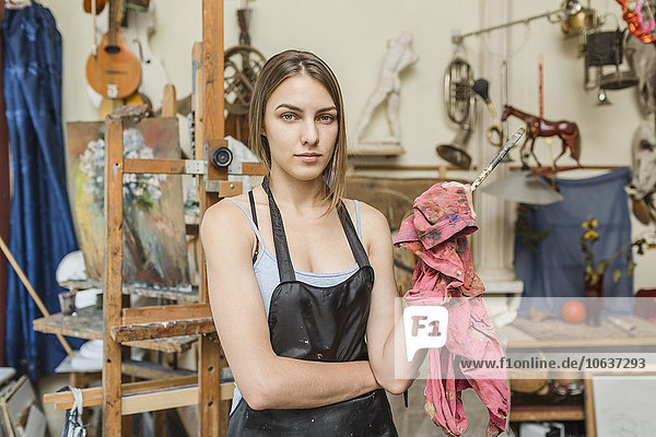 Porträt einer selbstbewussten Malerin im Atelier