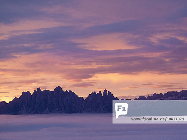 Szenischer Blick auf Felsformationen im Meer gegen bewölkten Himmel bei Sonnenuntergang