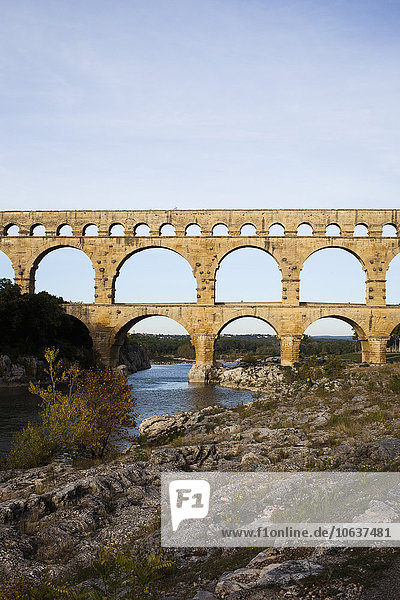 Blick auf den Pont du Gard über den Gardon River gegen den Himmel
