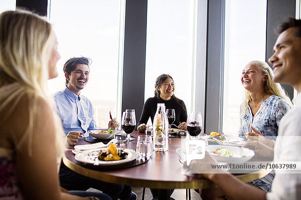 Fröhlichkeit lächeln Himmel Restaurant Gericht Mahlzeit Freund