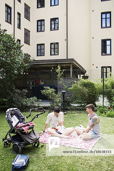 sitzend Garten Mädchen Baby