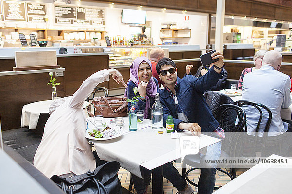 Freundschaft nehmen Lebensmittel Cafe Zug Haltestelle Haltepunkt Station