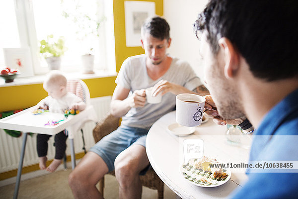 hoch oben Interior zu Hause Mann Stuhl Mädchen Baby Frühstück spielen
