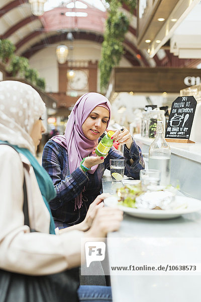 Frau Lebensmittel Cafe Preisschild Zug Flasche Freund vorlesen Haltestelle Haltepunkt Station