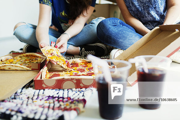 Niedriger Anteil von Freundinnen beim Pizzaessen im neuen Haus