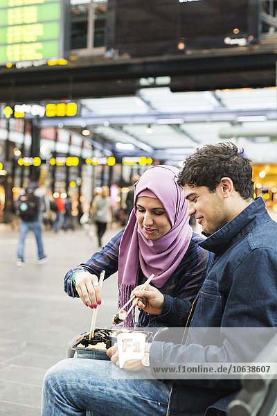 sitzend Freundschaft Sushi Zug essen essend isst Haltestelle Haltepunkt Station