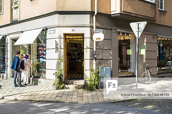 stehend Freundschaft Fenster Weg Großstadt kaufen