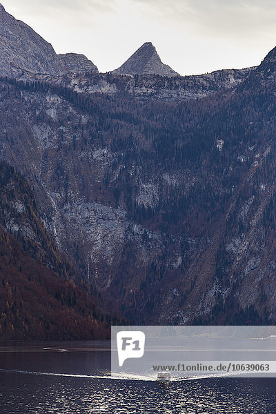 Großer Berg am See