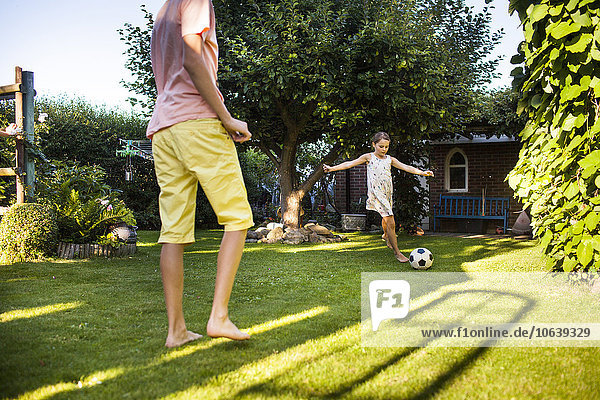 Bruder Schwester Garten Fußball Hinterhof spielen