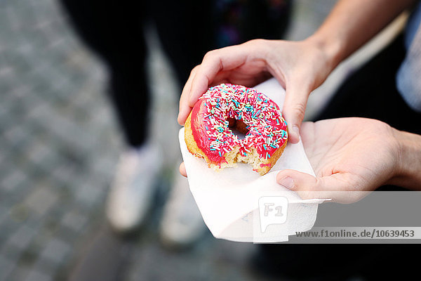 Anschnitt Frau Fotografie halten Donut Festival