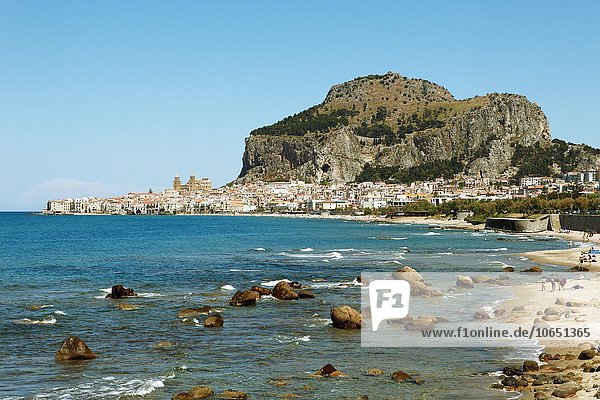 Strand und Kalkfelsen Rocca di Cefalu  Cefalù  Provinz Palermo  Sizilien  Italien  Europa