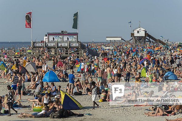 Viele Badegäste am Strand  überfüllter Badestrand  Sankt Peter-Ording  Nordfriesland  Schleswig-Holstein  Deutschland  Europa