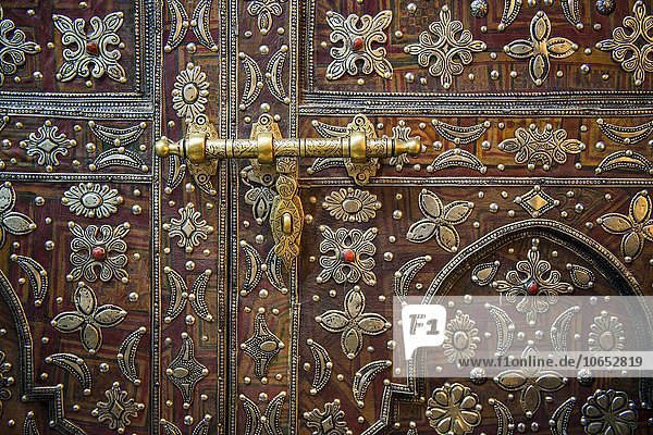 Alte kunstvolle verzierte Tür  Detail  Altstadt  Marrakesch  Marokko  Afrika