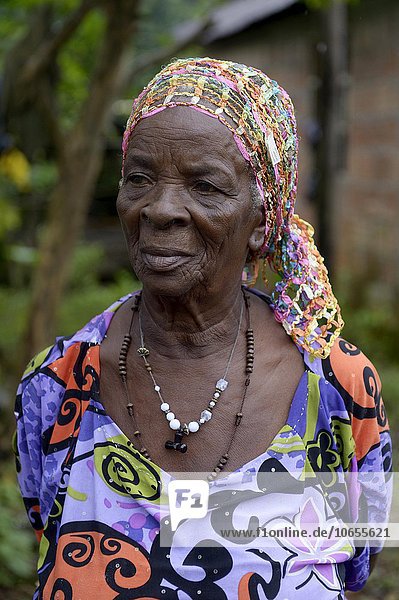 Old woman portrait  traditional healer  afro-columbian village of Playa Bonita on the river Rio Andagueda  Chocó Department  Colombia  South America